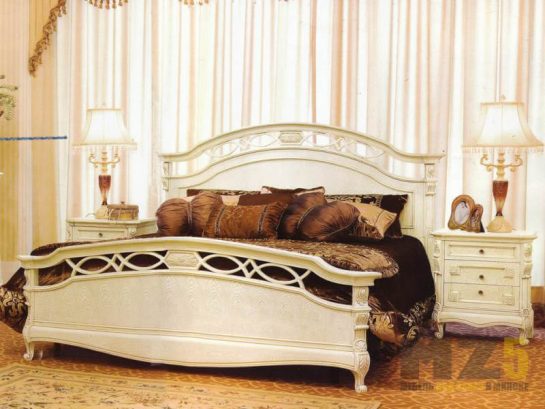 Классическая кровать бежевого цвета двуспальная