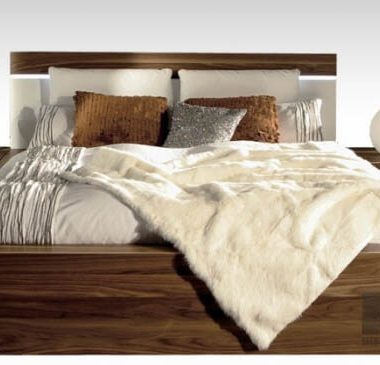 Кровать из массива дерева в классическом стиле двуспальная