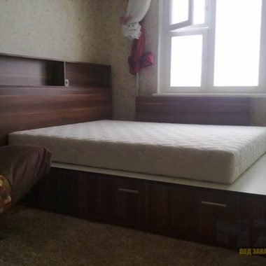 Двуспальная кровать из МДФ темного цвета