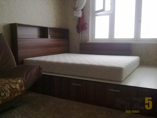 Двуспальная кровать из МДФ темного цвета