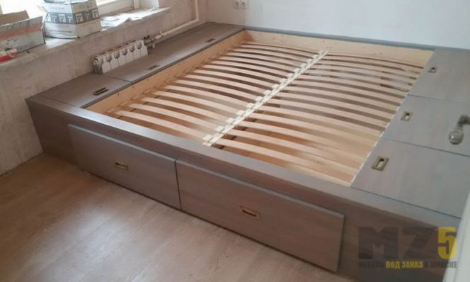 Двуспальная кровать серого цвета с элементами для хранения