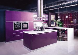 Островная кухня МДФ с пленочным покрытием фиолетового цвета
