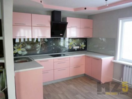 П-образная кухня нежно розового цвета