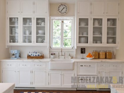 Белая кухня под потолок прямой конфигурации в классическом стиле
