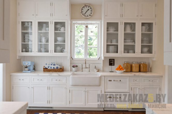 Белая кухня под потолок прямой конфигурации в классическом стиле