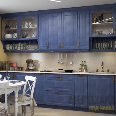 Классическая кухня со встроенной техникой синего цвета под старину