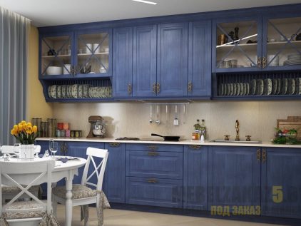 Классическая кухня со встроенной техникой синего цвета под старину