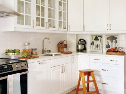 Угловая кухня белого цвета с верхними шкафчиками до потолка