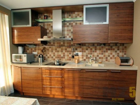 Шпонированная линейная кухня с верхними шкафчиками до потолка