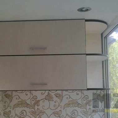 Современный навесной шкафчик на балкон