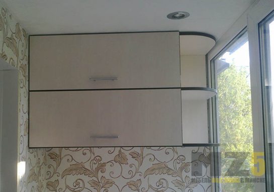 Современный навесной шкафчик на балкон