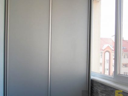 Матовый двухдверный шкаф-купе на балкон