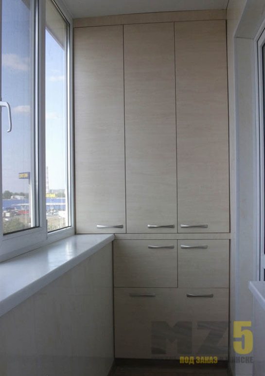 Встроенный распашной шкаф из МДФ на балкон в светлых тонах