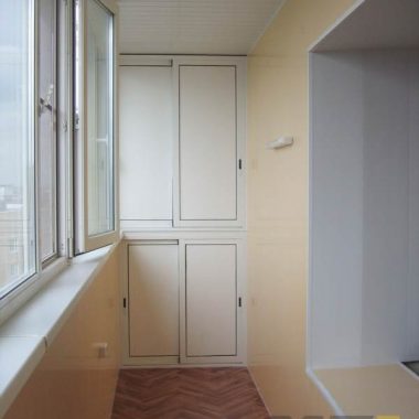 Встроенный белый шкафчик на балкон