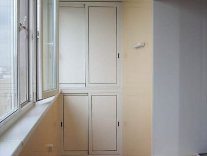 Встроенный белый шкафчик на балкон