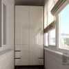 Распашной шкаф без ручек с глянцевыми фасадами на балкон