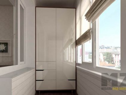 Распашной шкаф без ручек с глянцевыми фасадами на балкон