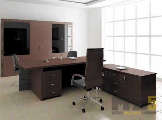 Офисная мебель из массива в темно-коричневом цвете