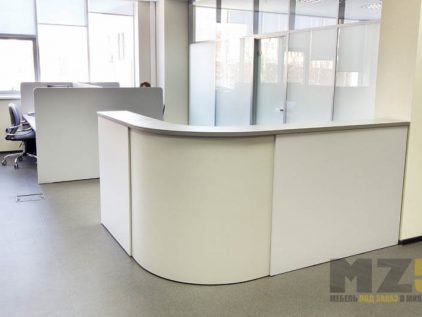 Стойка и стол из белого МДФ для офиса