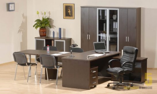 Офисная мебель в кабинет руководителя из МДФ с распашным шкафом
