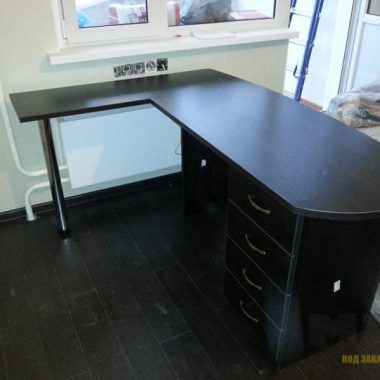 Черный угловой компьютерный стол из МДФ