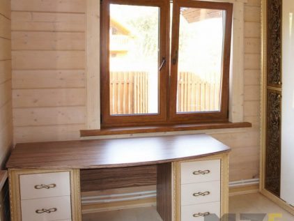 Классический письменный стол с деревянной столешницей и приставными тумбами