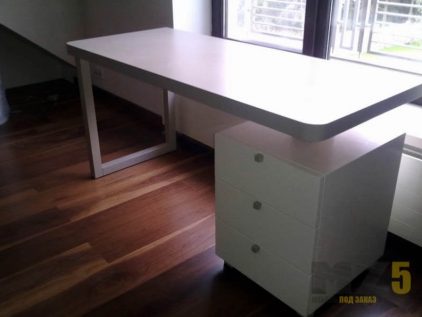 Белай письменный стол в стиле минимализм