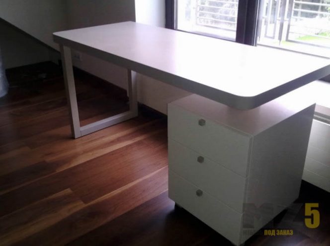 Белай письменный стол в стиле минимализм