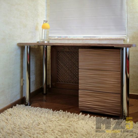 Маленький письменный столик с приставной тумбой с 3д фасадами