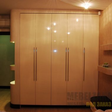 Глянцевый распашной шкаф бежевого цвета в современном стиле