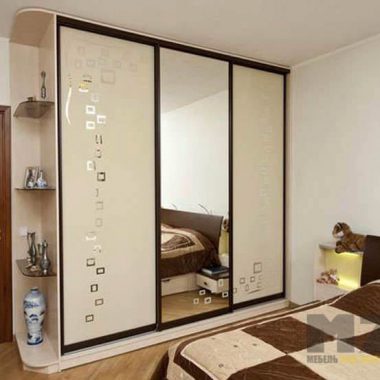Современный пескоструйных шкаф-купе в спальню с зеркальной дверью
