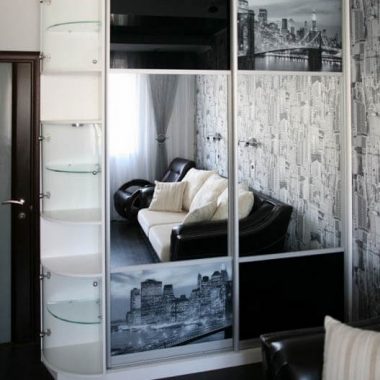 Современный шкаф-купе в спальню с зеркалом и фотопечатью