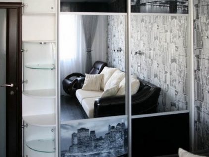 Современный шкаф-купе в спальню с зеркалом и фотопечатью