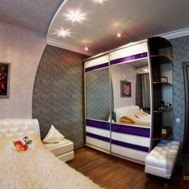 Комбинированный двухстворчатый шкаф-купе с зеркалами в спальню