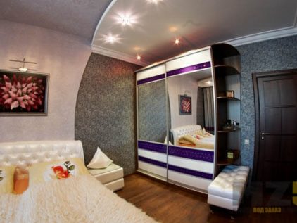 Комбинированный двухстворчатый шкаф-купе с зеркалами в спальню