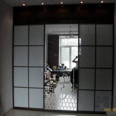 Стильный встроенный шкаф-купе из лакомата с зеркалом