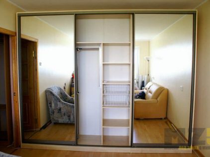 Современный светлый шкаф-купе из МДФ с зеркальными дверями
