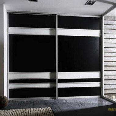 Черно-белый встроенный шкаф-купе с матовыми фасадами