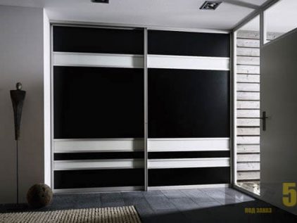 Черно-белый встроенный шкаф-купе с матовыми фасадами