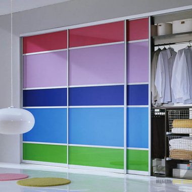 Яркий разноцветный шкаф-купе в спальню