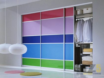 Яркий разноцветный шкаф-купе в спальню