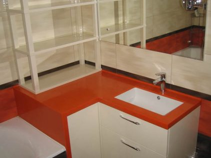 Минималистичная ванная мебель с оранжевой столешницей