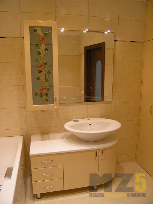 Современный набор ванной мебели в бежевом цвете с белой столешницей