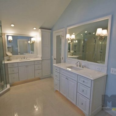 Строгий набор мебели в ванную комнату в классическом стиле белого цвета