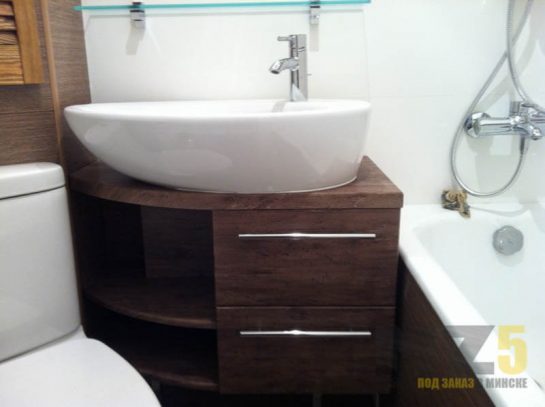 Угловая деревянная тумба под раковину в ванную