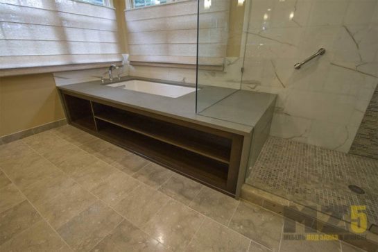 Ультрасовременная мебель в ванную с нотками минимализма