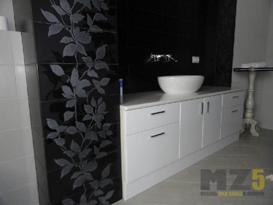 Глянцевый черно-белый набор мебели в ванную с пескоструйным рисунком