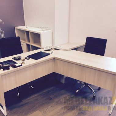 Современные офисные столы для сотрудников