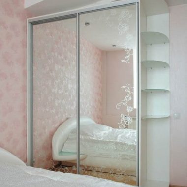 Белый шкаф-купе в спальню с зеркалами и рисунком