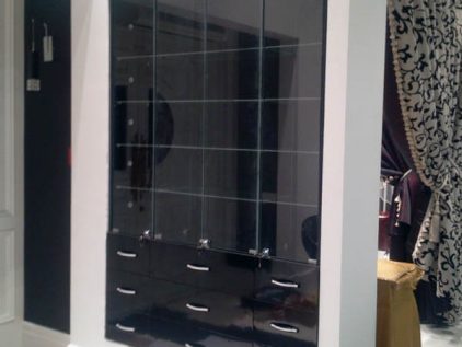 Глянцевая торговая мебель в черном цвете с витринами из стекла